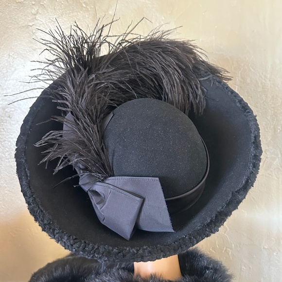 GRANDIOSE 1950s' BLACK FELT & FAUX LAMB WIDE BRIM HAT + TALL OSTRICH FEATHERS - Picture 7 of 15